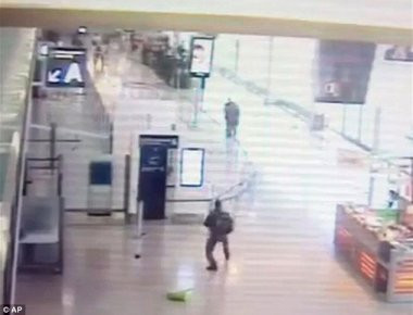 Επίθεση στο Όρλι: Καρέ-καρέ η εισβολή του δράστη - Άρπαξε από τον λαιμό τη στρατιωτικό (φωτό, βίντεο)